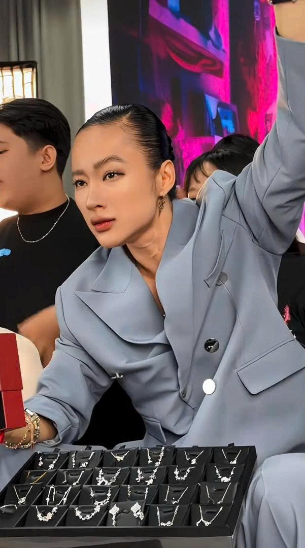 Angela Phương Trinh làm trò?- Ảnh 1. Angela Phương Trinh đang cố làm trò