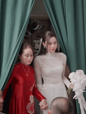 Mẹ Đỗ Hà không một nụ cười, gạt nước mắt khi đưa con gái về làm dâu hào môn- Ảnh 1. Mẹ Đỗ Hà không một nụ cười, gạt nước mắt khi đưa con gái về làm dâu hào môn