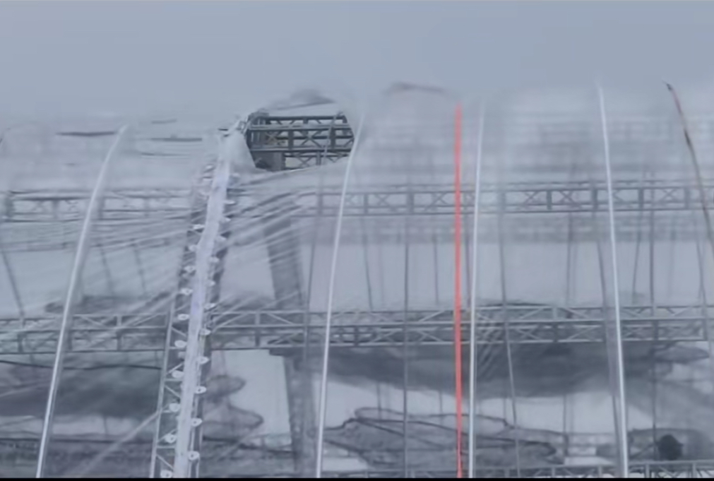 Tấm phủ mái vòm bị ảnh hưởng do gió bão Khu vực mái vòm rạp cưới bị hỏng trước giờ G