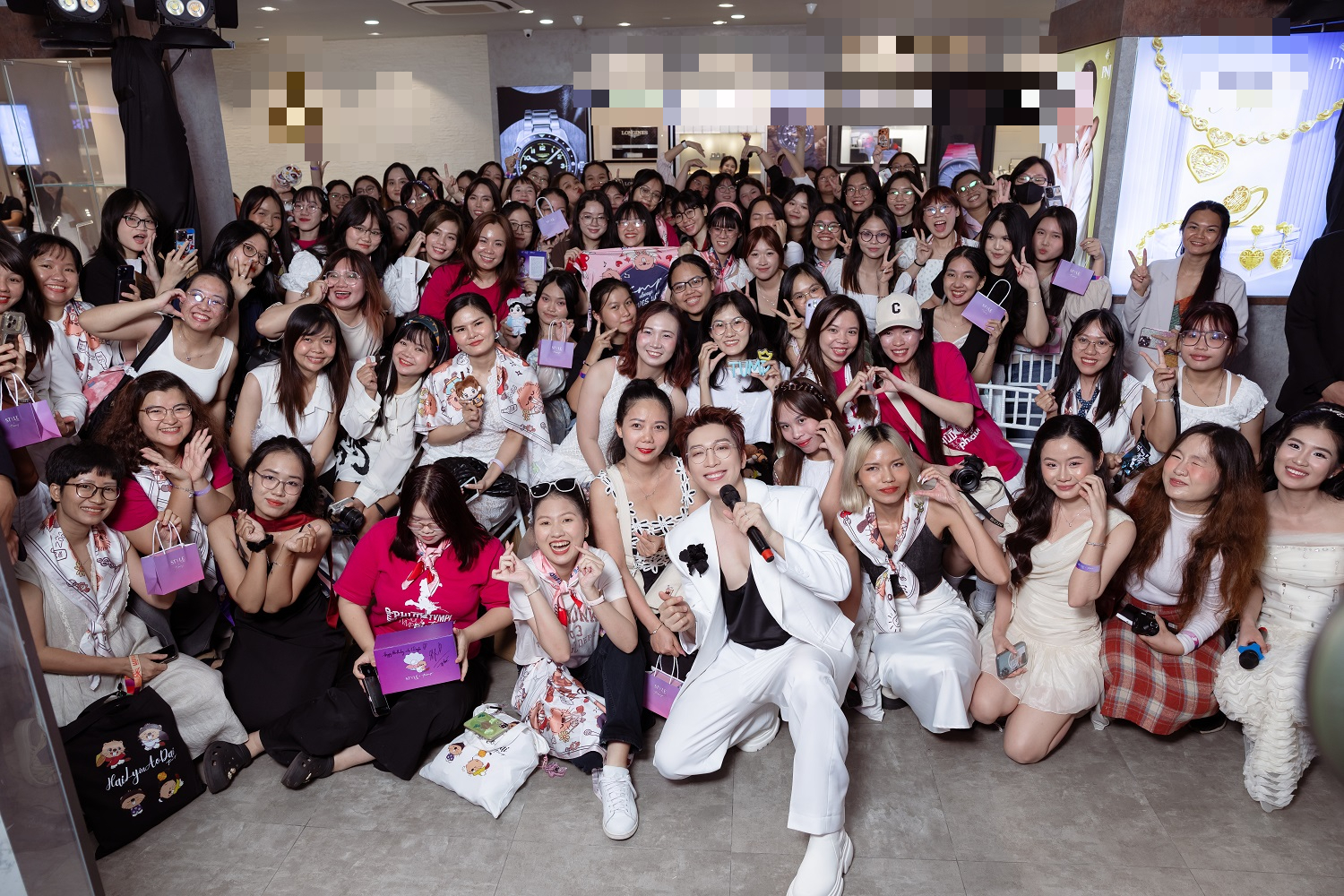 Tăng Phúc bên fan hâm mộ Tăng Phúc chụp ảnh cùng fan