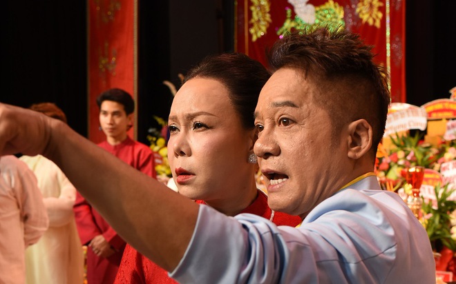 Nghệ sĩ dâng hương trong lễ giỗ Tổ