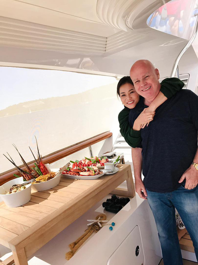 Nam doanh nhân thường xuyên thể hiện tình cảm bằng những món quà xa xỉ dành tặng cho vợ Ông xã tặng quà đắt tiền