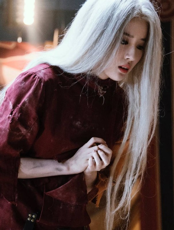 Hình ảnh tóc trắng ma mị đang viral của Lưu Diệc Phi