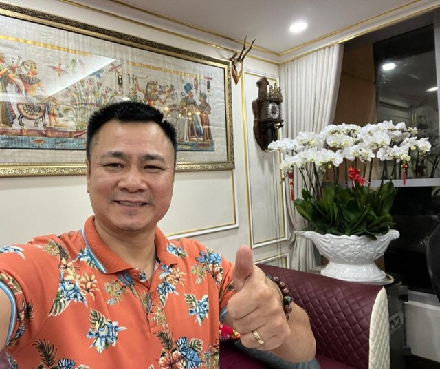 Nhà mới của NSND Tự Long- Ảnh 2. Phòng khách với nội thất gỗ ấm áp