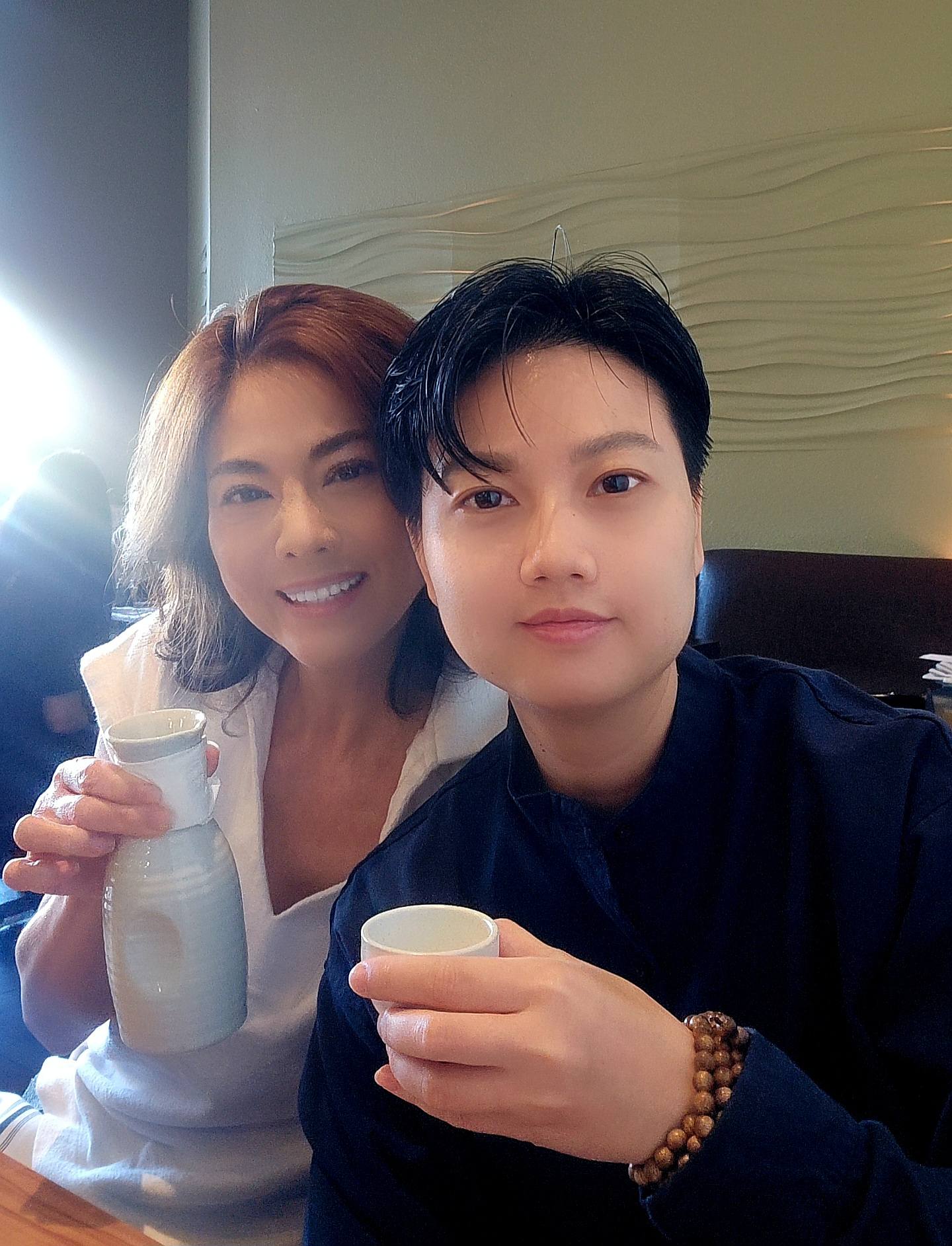 Hồ Lệ Thu và con gái Phi Anh Hồ Lệ Thu bên con gái