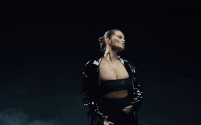 Bao giờ Selena Gomez mới chịu dừng lại?- Ảnh 1. Selena Gomez trong MV In The Dark