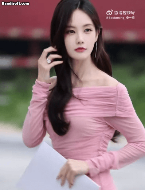 Cô nàng không thể gồng nổi trước sự lầy lội của mọi người và bật cười.