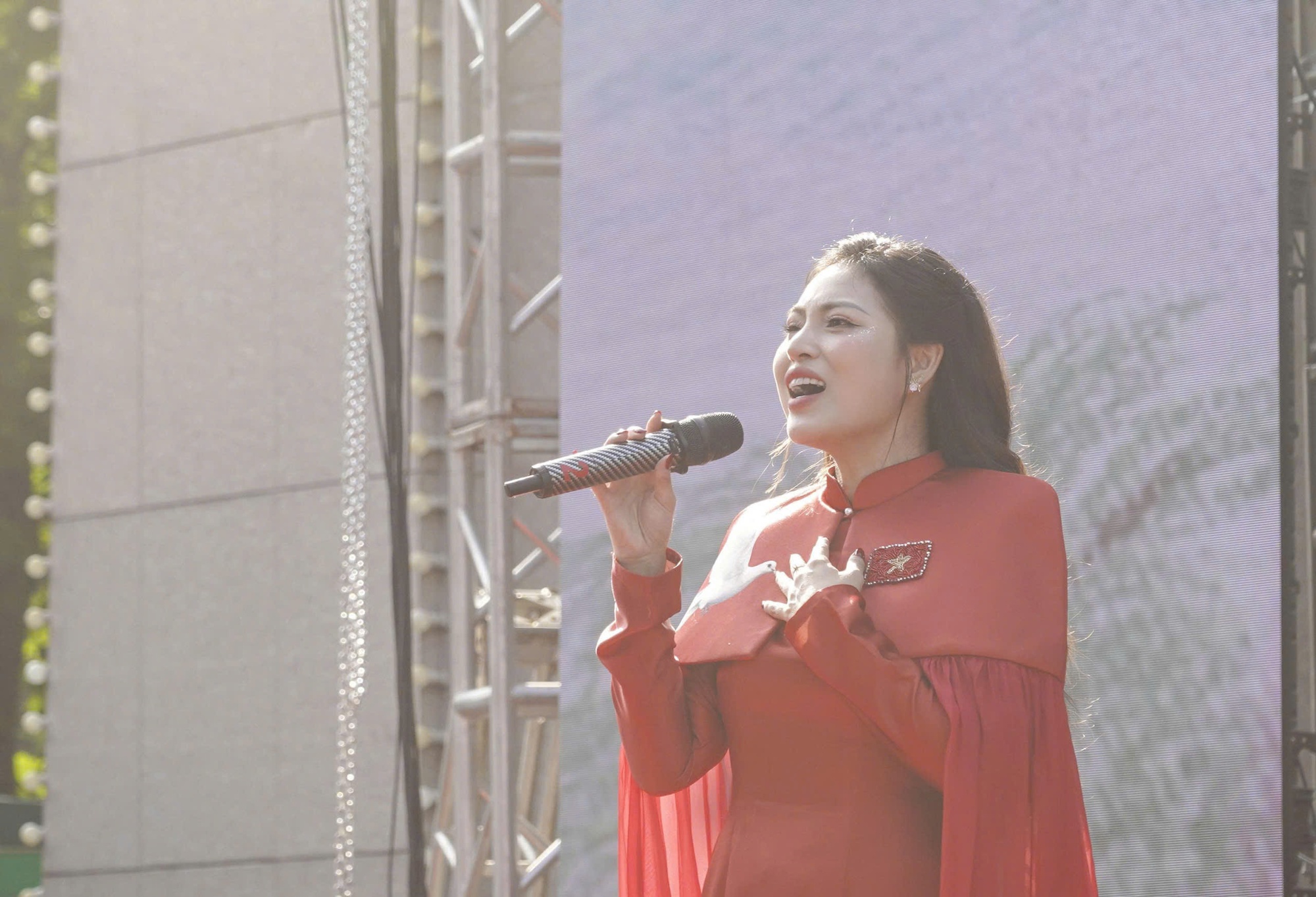 Ca sĩ Hồng Hạnh.