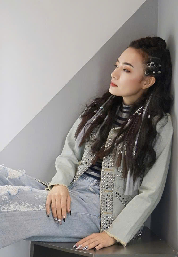 Khó khăn của nữ nghệ sĩ trong showbiz