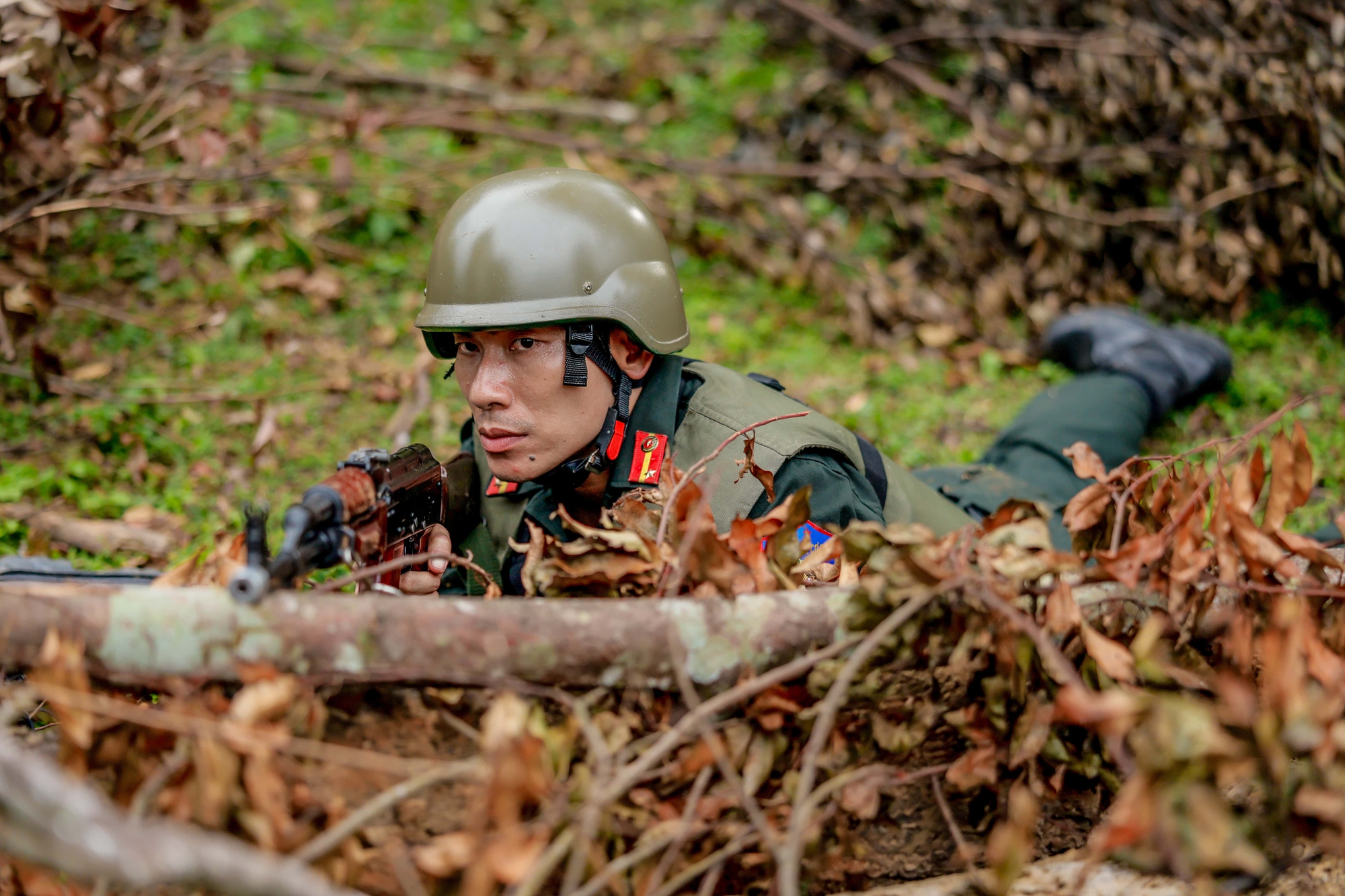 Tăng Duy Tân nhập viện- Ảnh 3. Các nghệ sĩ trải nghiệm phục kích trên đồi