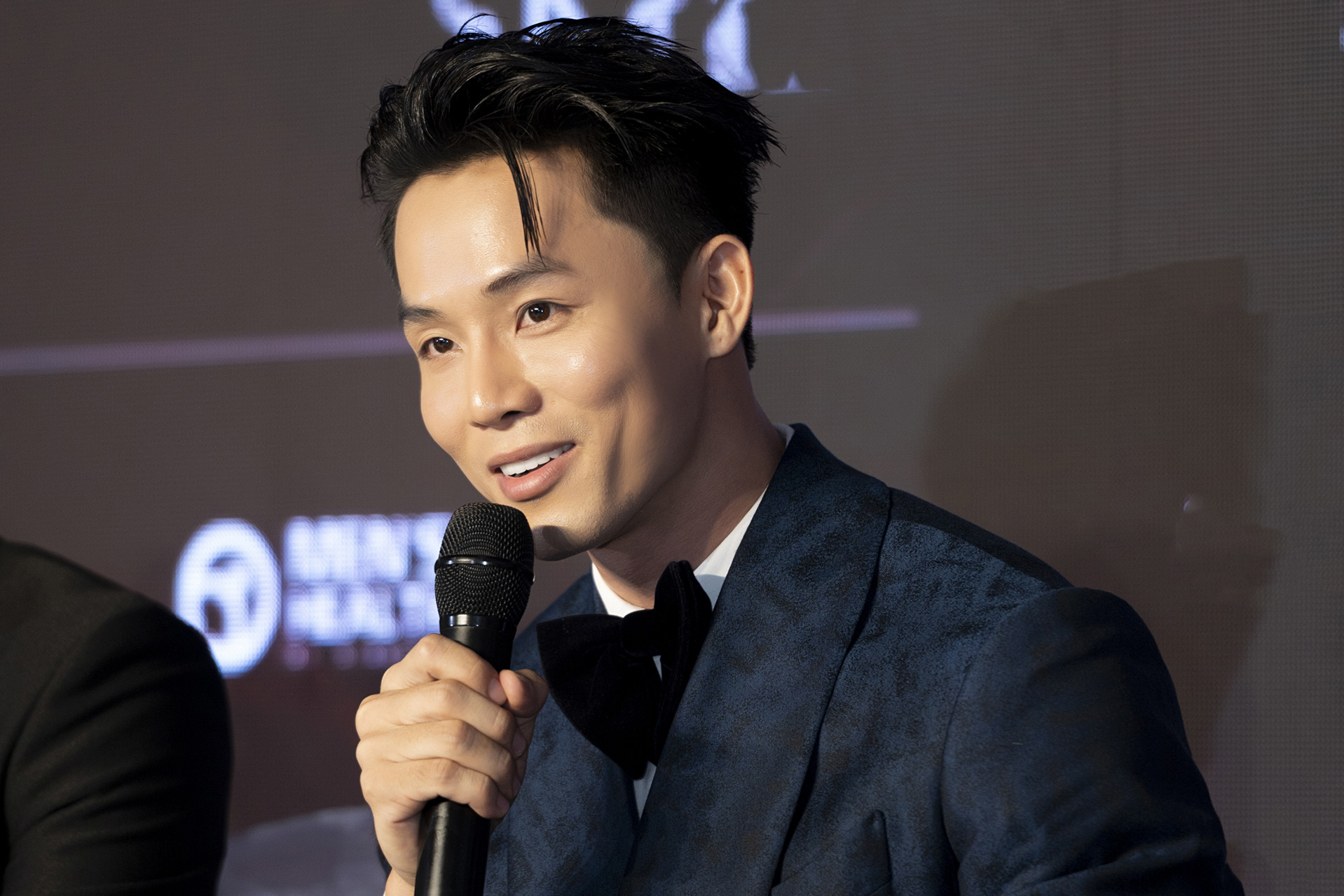 Vũ Linh ở vị trí giám khảo Vũ Linh lịch lãm tại sự kiện