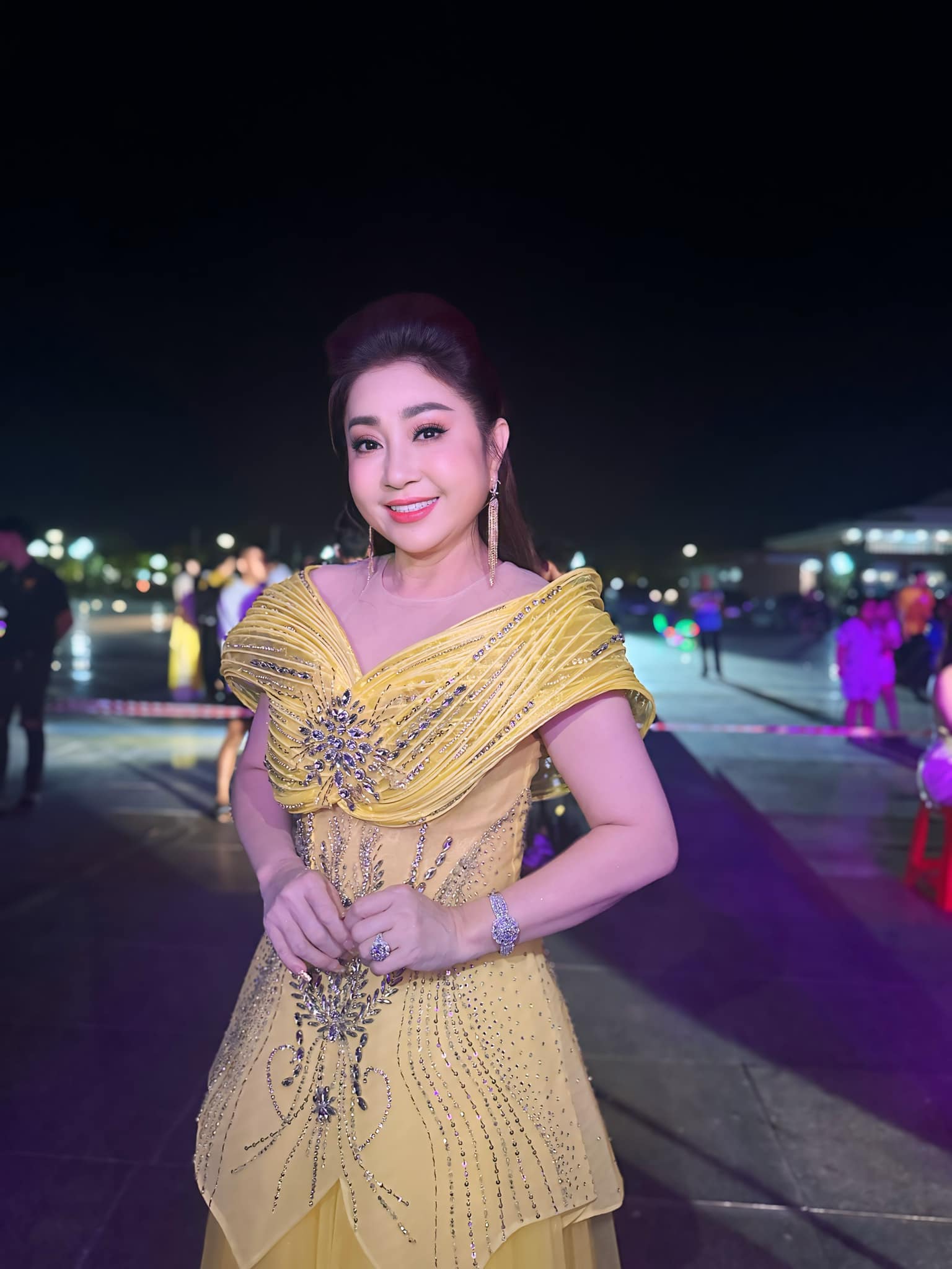 Nữ nghệ sĩ 3 lần đổ vỡ hôn nhân, từng uống thuốc tự tử: U60 sống chậm sau hàng chục lần lên bàn mổ- Ảnh 3. Thoại Mỹ trước giờ lên sân khấu