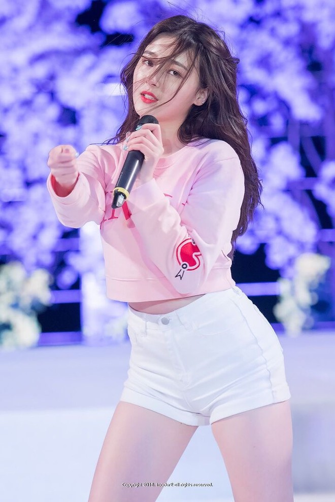 Nancy MOMOLAND là nạn nhân của phát tán ảnh nhạy cảm