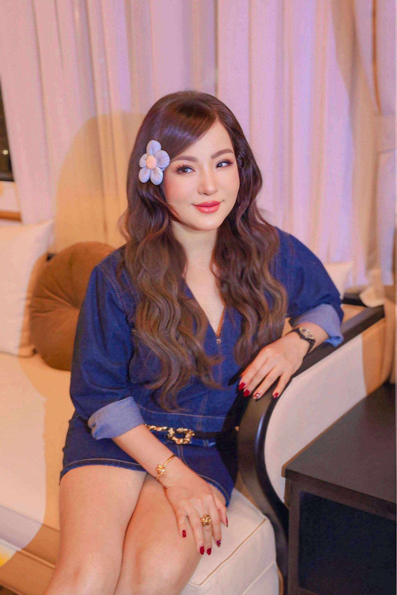 Thúy Nga rạng rỡ trong bộ váy trắng