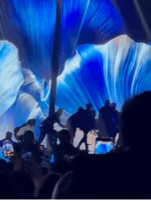 Gabrielle Henry được đẩy khỏi sân khấu khi các thí sinh khác tiếp tục thi