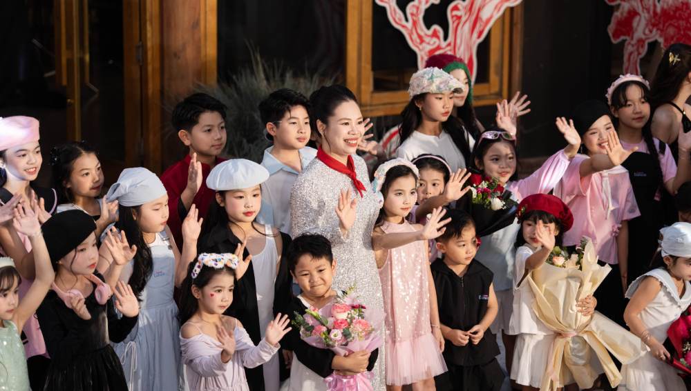 Chị Vũ Lan Anh bên dàn mẫu nhí của show Whisper of Seasons – Thanh âm bốn mùa.