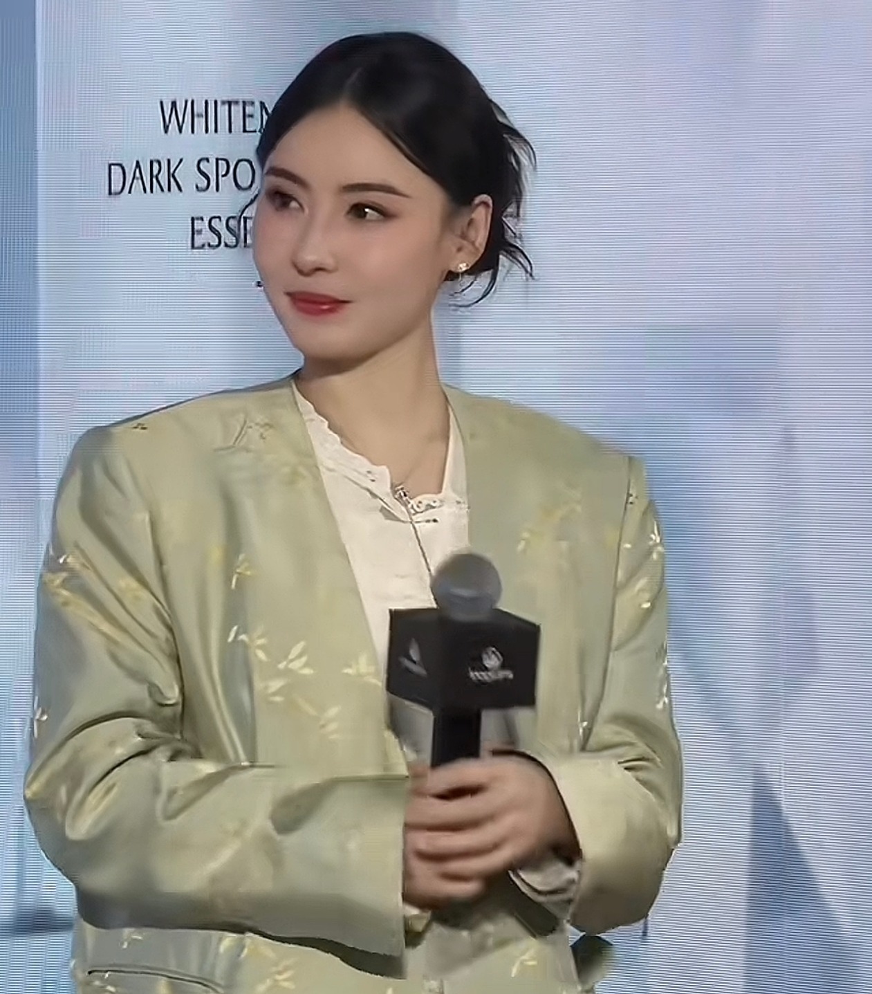 Trương Bá Chi đang làm gì với gương mặt của mình vậy?- Ảnh 3. Gương mặt phù nề và đơ cứng tháng 6