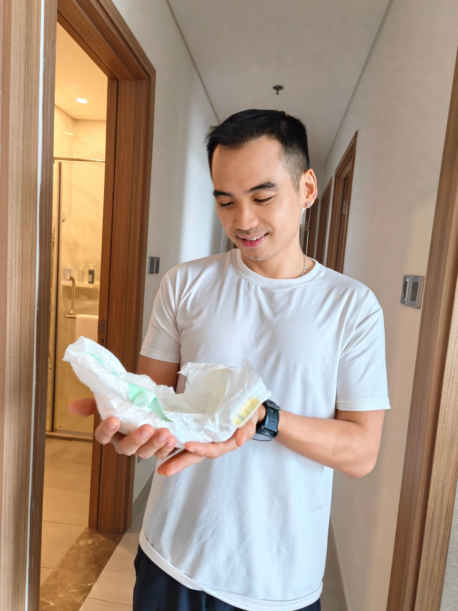 Hình ảnh Tuấn Khôi khoe bỉm của con lên MXH cũng từng vấp nhiều tranh cãi