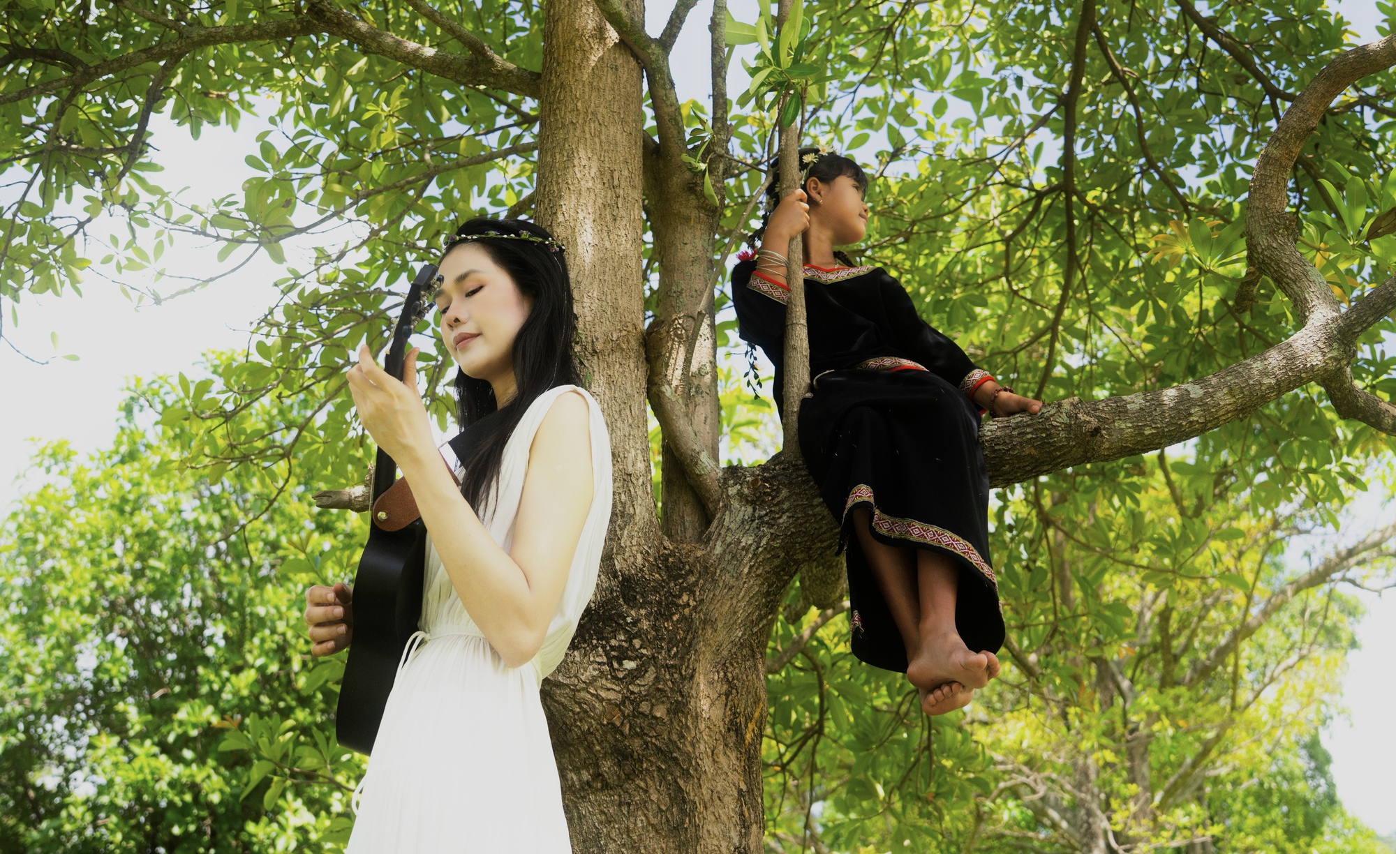 Cảnh thiện nguyện trong MV Phúc Anh thực hiện các hoạt động thiện nguyện