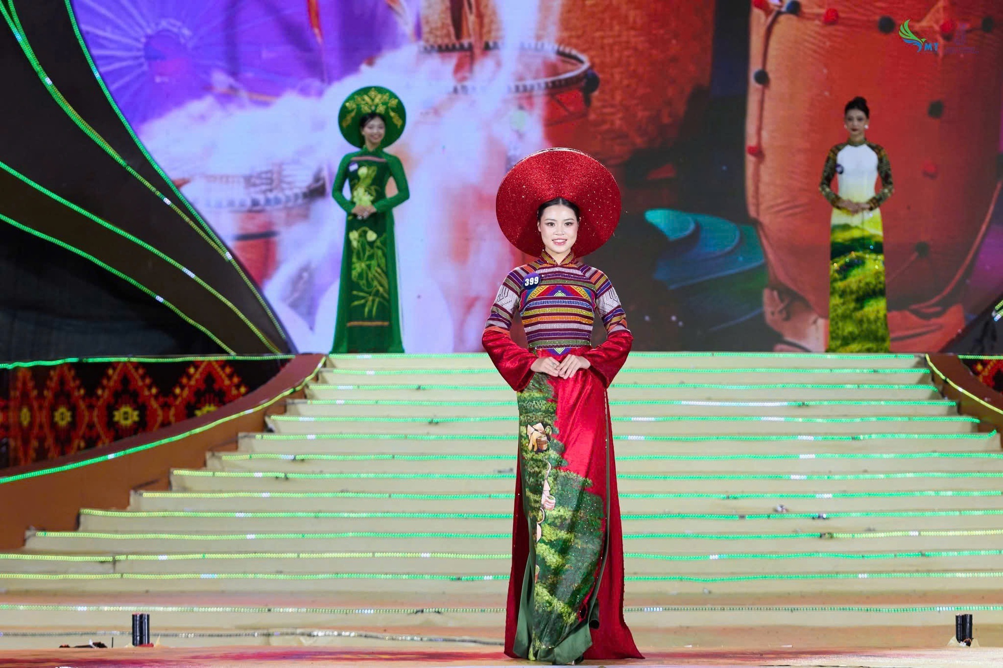 30 thí sinh Hoa hậu Du lịch Dân tộc Việt Nam 2025 tỏa sáng với áo dài của NTK Cao Thu Vân- Ảnh 3. Trình diễn trên sân khấu