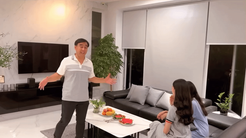 Tài sản của MC Quyền Linh- Ảnh 6. Phòng khách tông màu ấm áp