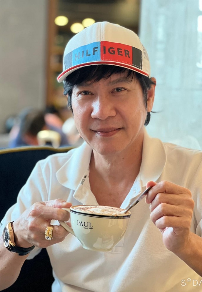 Nam nghệ sĩ 61 tuổi được vợ kém gần 30 tuổi xem như báu vật: Thích ở nhà dọn dẹp, nấu nướng, giặt giũ- Ảnh 1. Nghệ sĩ Lê Huỳnh