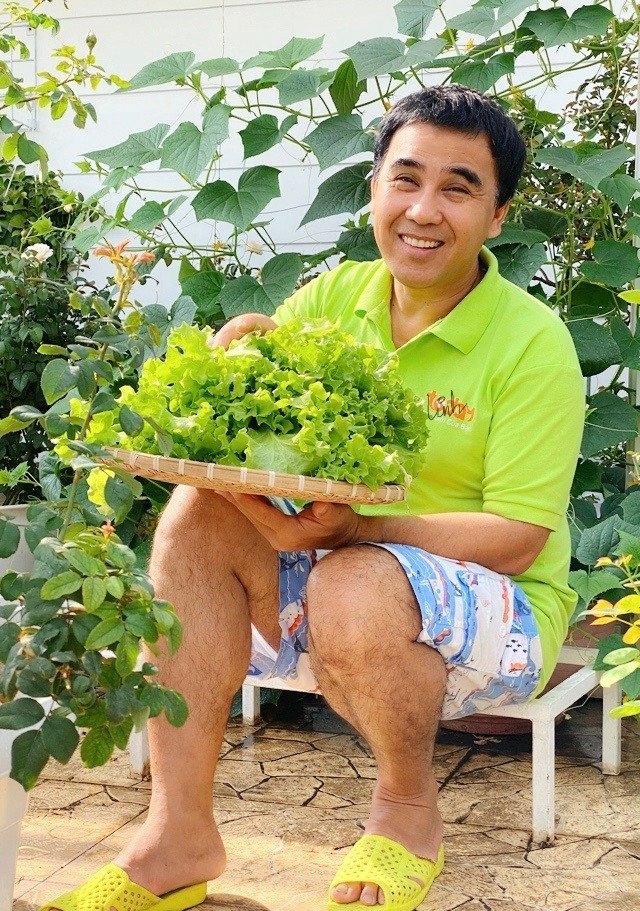 Tài sản của MC Quyền Linh- Ảnh 9. Quyền Linh thu hoạch hoa quả