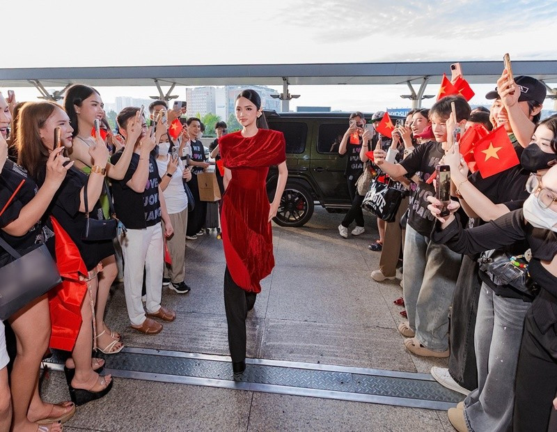 Hương Giang được fan cổ vũ trước khi đi thi