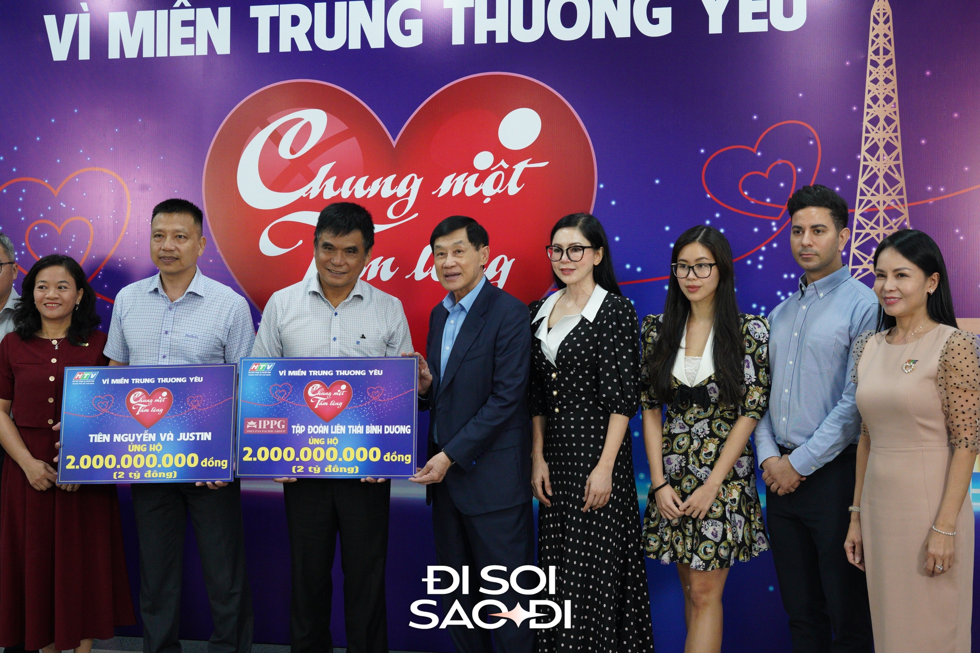 Vợ chồng Tiên Nguyễn công khai chung khung hình với bố mẹ Lần đầu tiên vợ chồng Tiên Nguyễn công khai chung khung hình bố mẹ