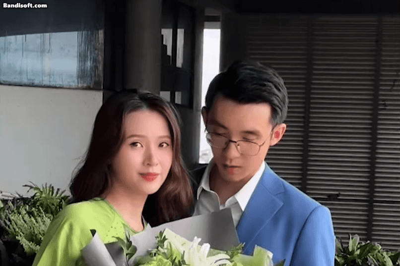 Cảnh vợ chồng nắm tay dạo phố