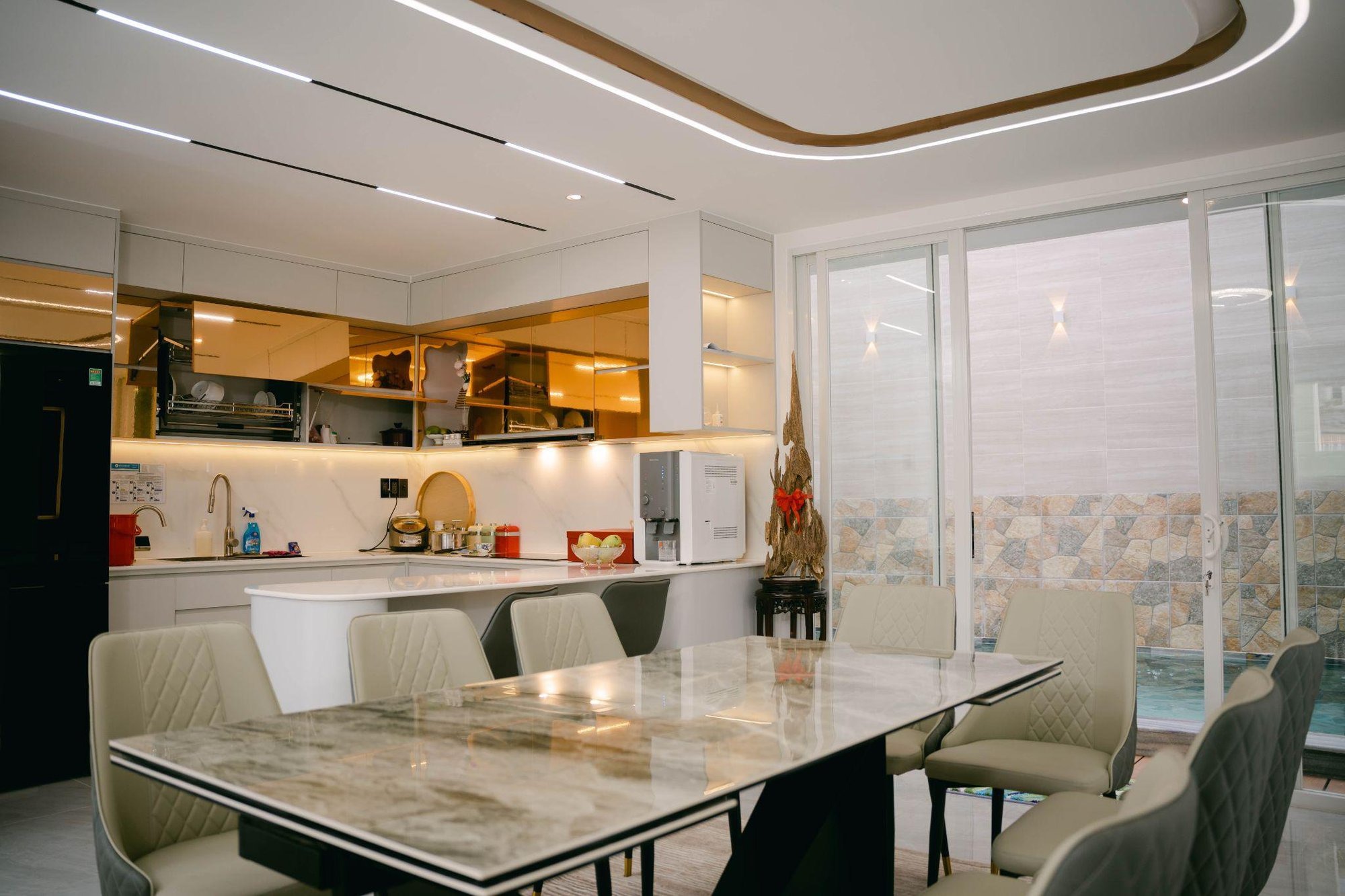 Khu bếp sang trọng và đầy đủ tiện nghi