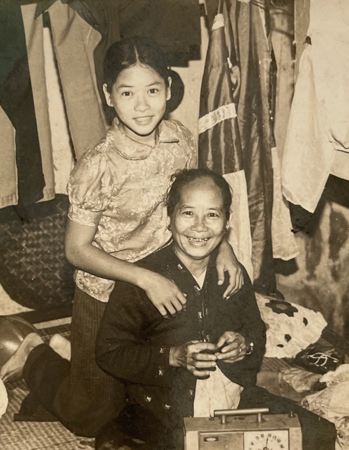 Ảnh thời thơ ấu của NSƯT Phượng Hằng cùng mẹ