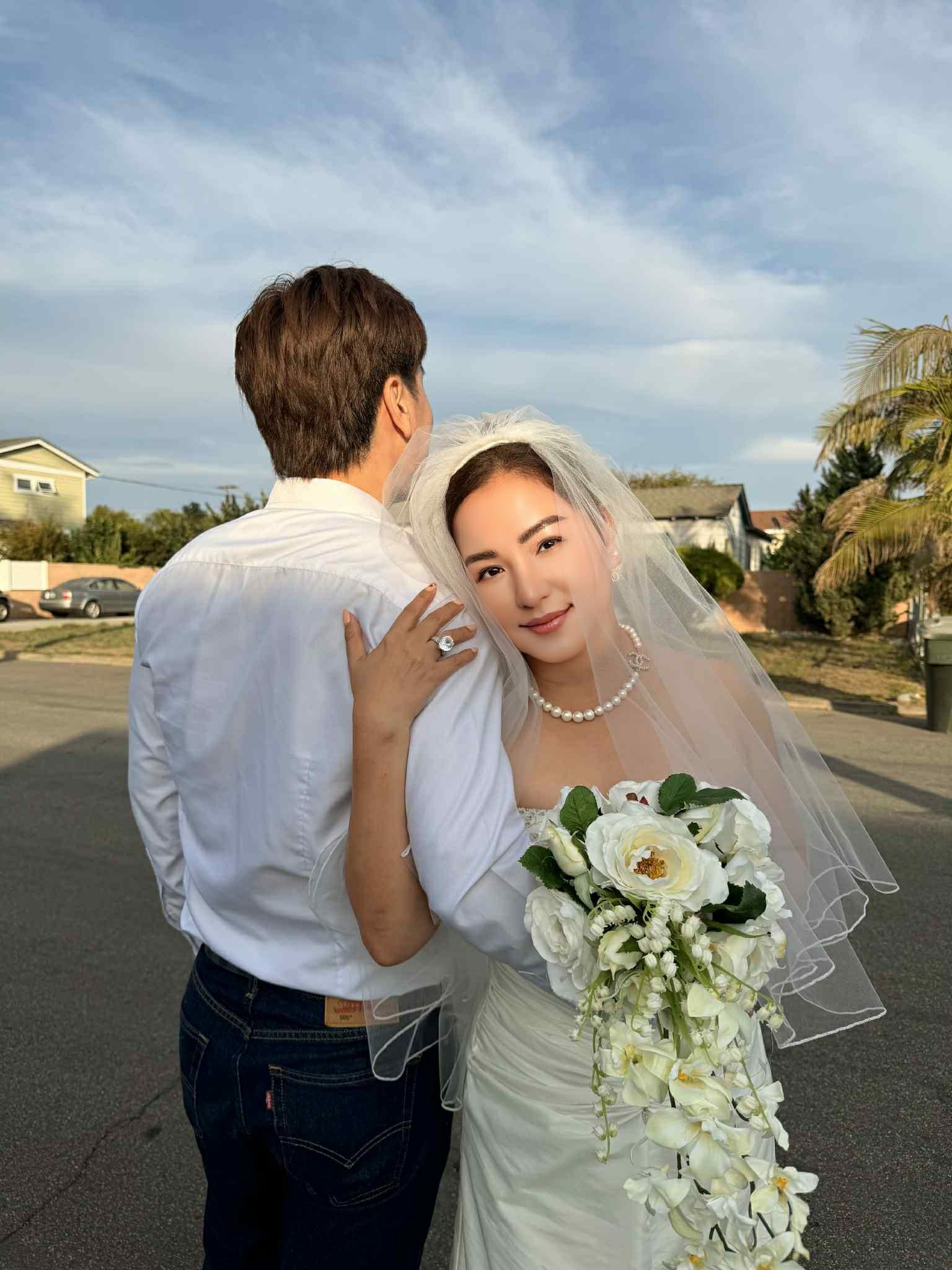 Thúy Nga mặc váy cưới bên chú rể giấu mặt