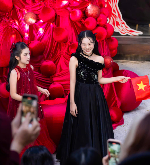 An Cát Diệp (váy đen) xuất hiện rạng rỡ.