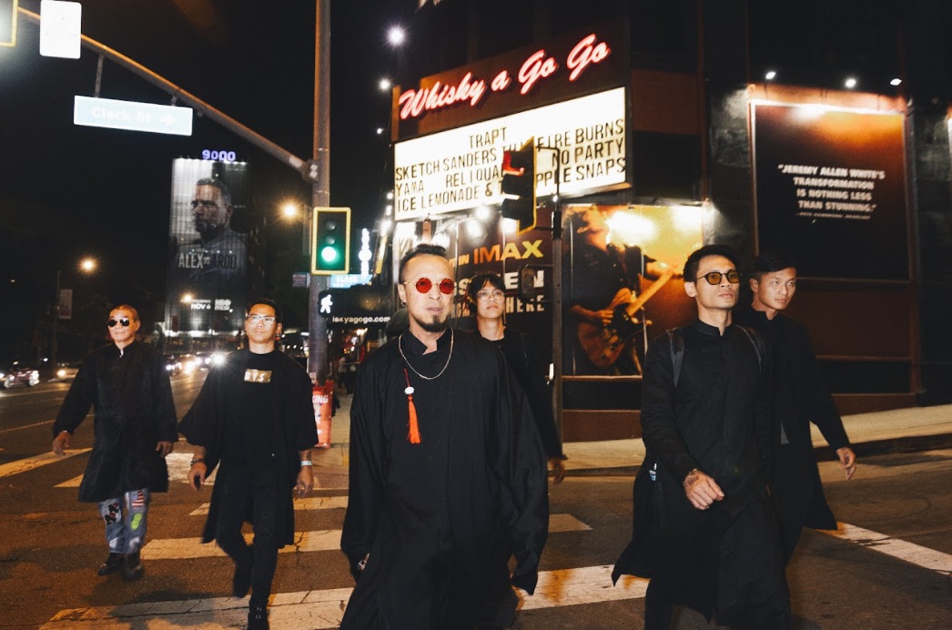 Tự hào ban nhạc Việt mặc áo dài trình diễn tại Mỹ- Ảnh 1. Ban nhạc DẠ MA trình diễn với áo dài tại Mỹ