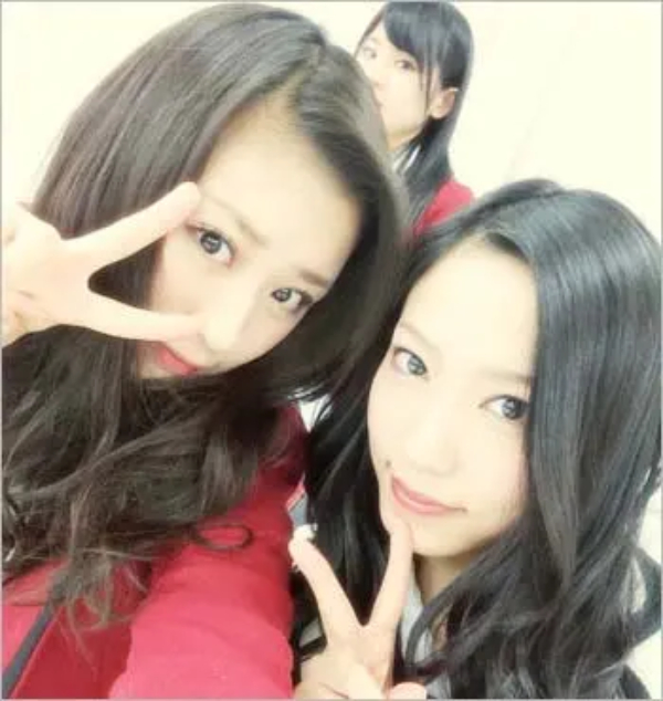 Kinoshita Haruna và Muro Kanako trong nhóm NMB48 Hai chị em cùng nhóm nhạc