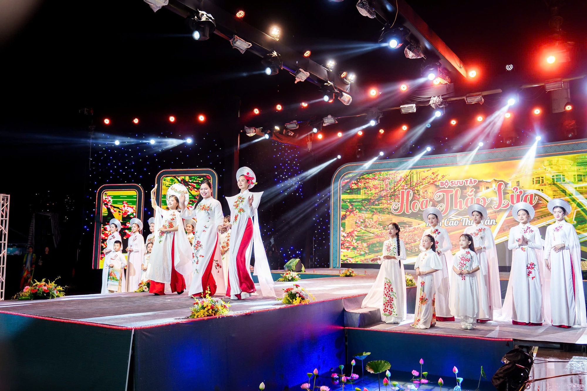 NTK Cao Thu Vân xuất hiện cùng dàn người mẫu