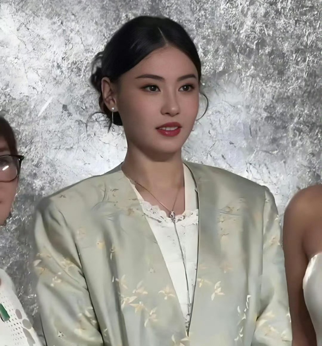 Trương Bá Chi đang làm gì với gương mặt của mình vậy?- Ảnh 4. Diện mạo khác lạ tháng 8