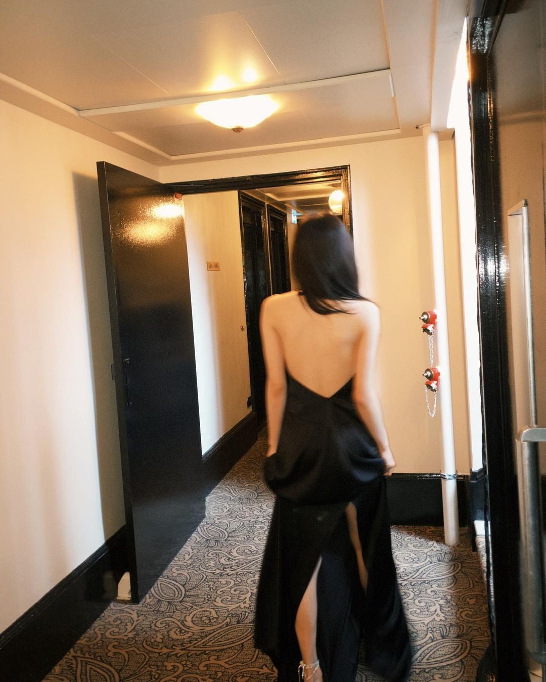 Nữ diễn viên Lee Sun Bin gây sốt mạng xã hội nhờ vóc dáng