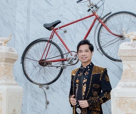 Ngọc Sơn bên chiếc xe đạp quý giá Ngọc Sơn bên chiếc xe đạp quý giá