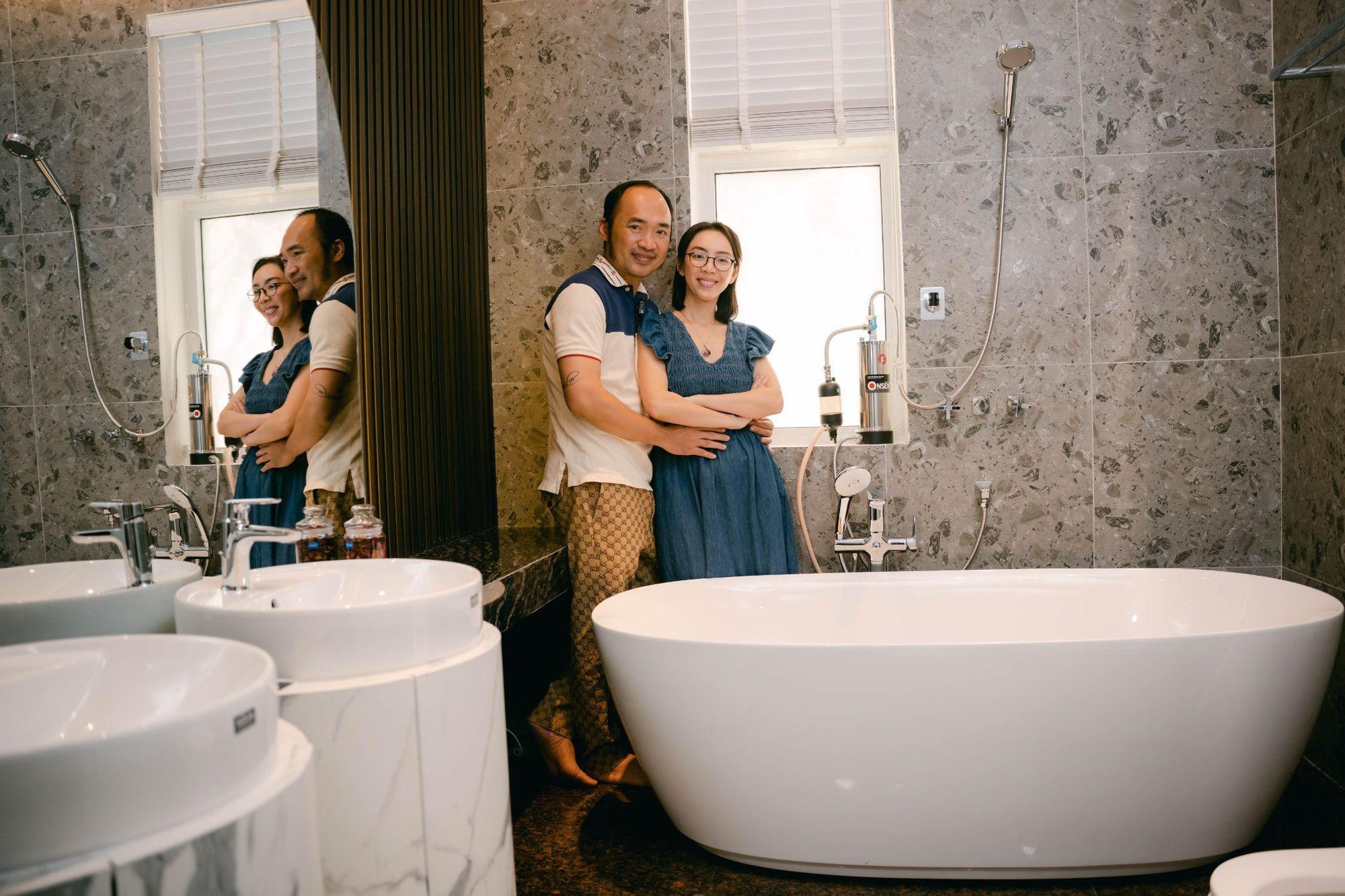 Phòng tắm hiện đại có bồn tắm và cửa sổ nhỏ