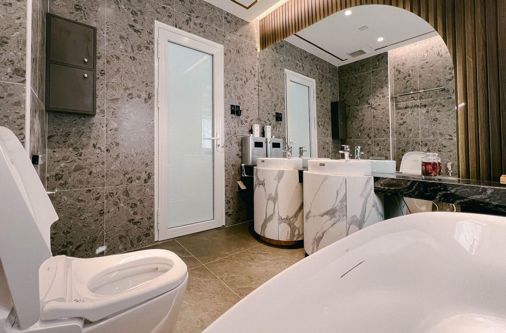 Phòng tắm được ốp đá đẹp mắt