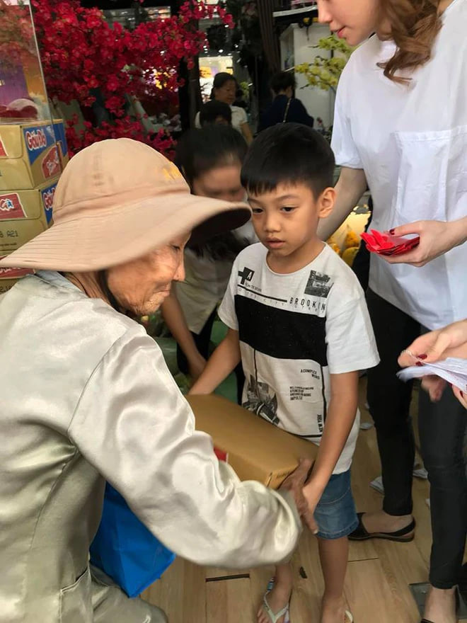 Subeo tham gia thiện nguyện cùng mẹ Subeo giúp mẹ trong các hoạt động thiện nguyện