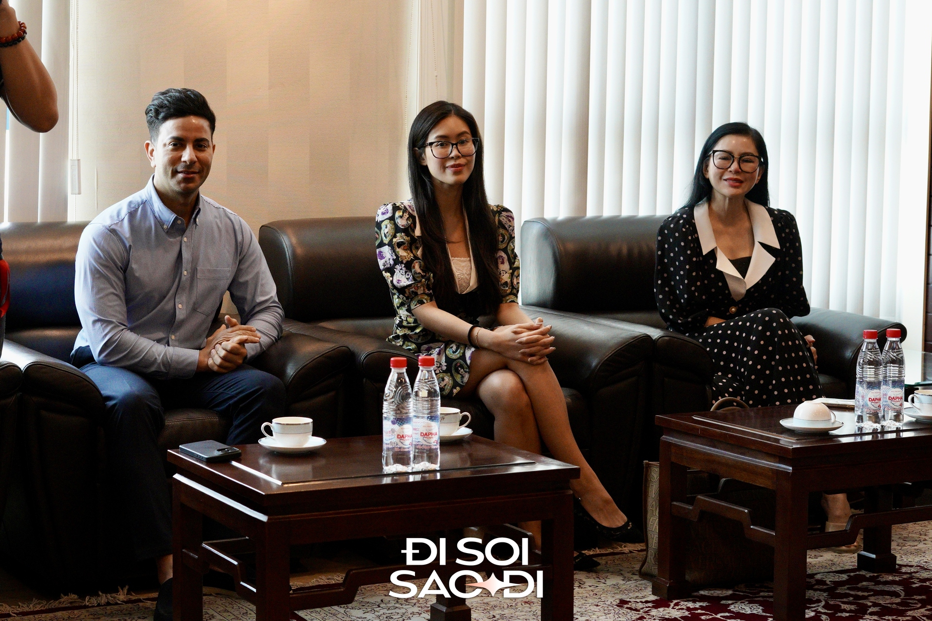 Con rể nhà tỷ phú tham gia hoạt động thiện nguyện cùng gia đình vợ Con rể nhà tỷ phú thoải mái tham gia hoạt đông cùng bố mẹ vợ