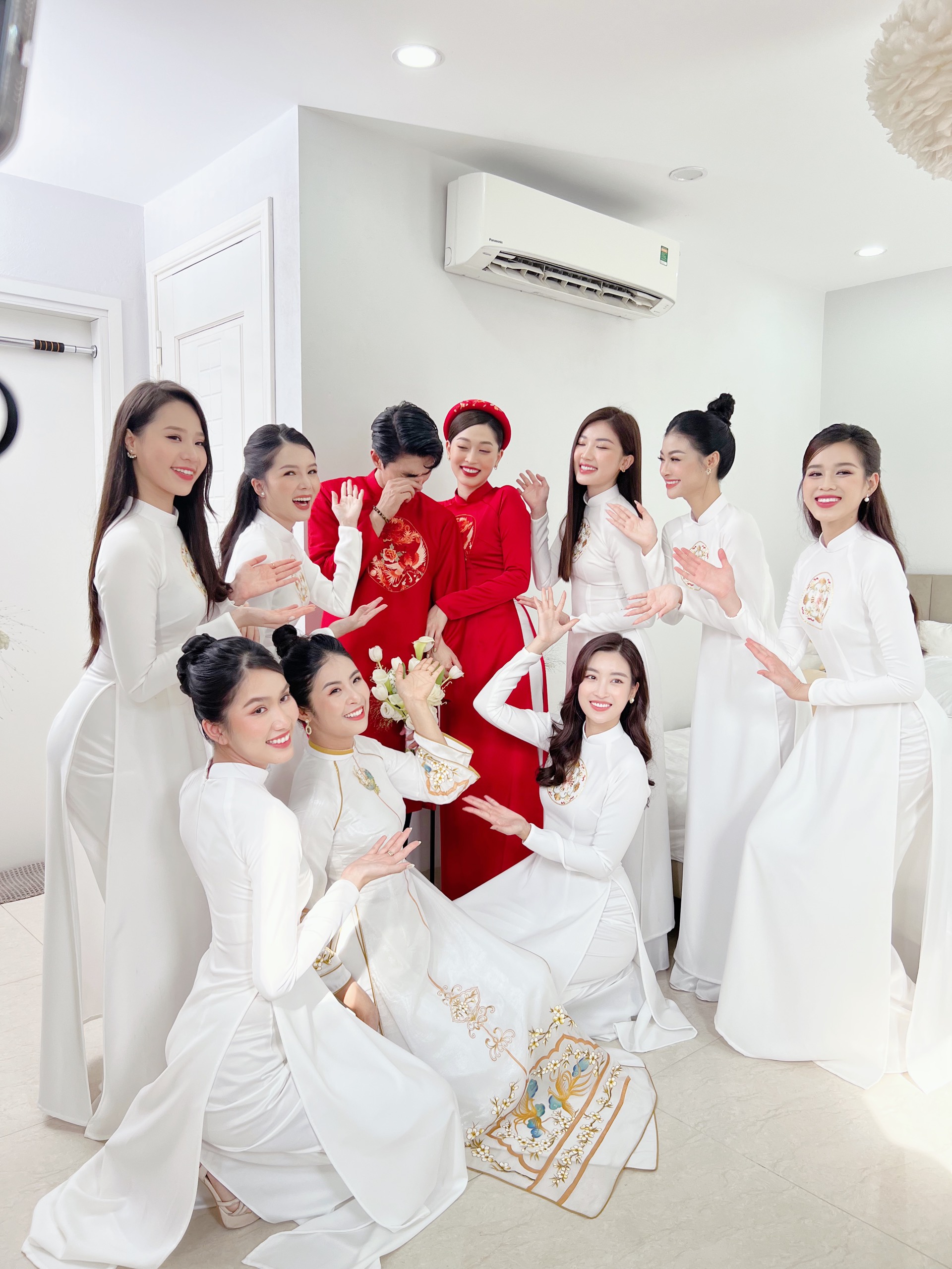 Hoa hậu Đỗ Hà bê tráp tại lễ ăn hỏi của Phương Nga - Bình An Đỗ Hà đóng vai trò bê tráp trong hôn lễ bạn thân