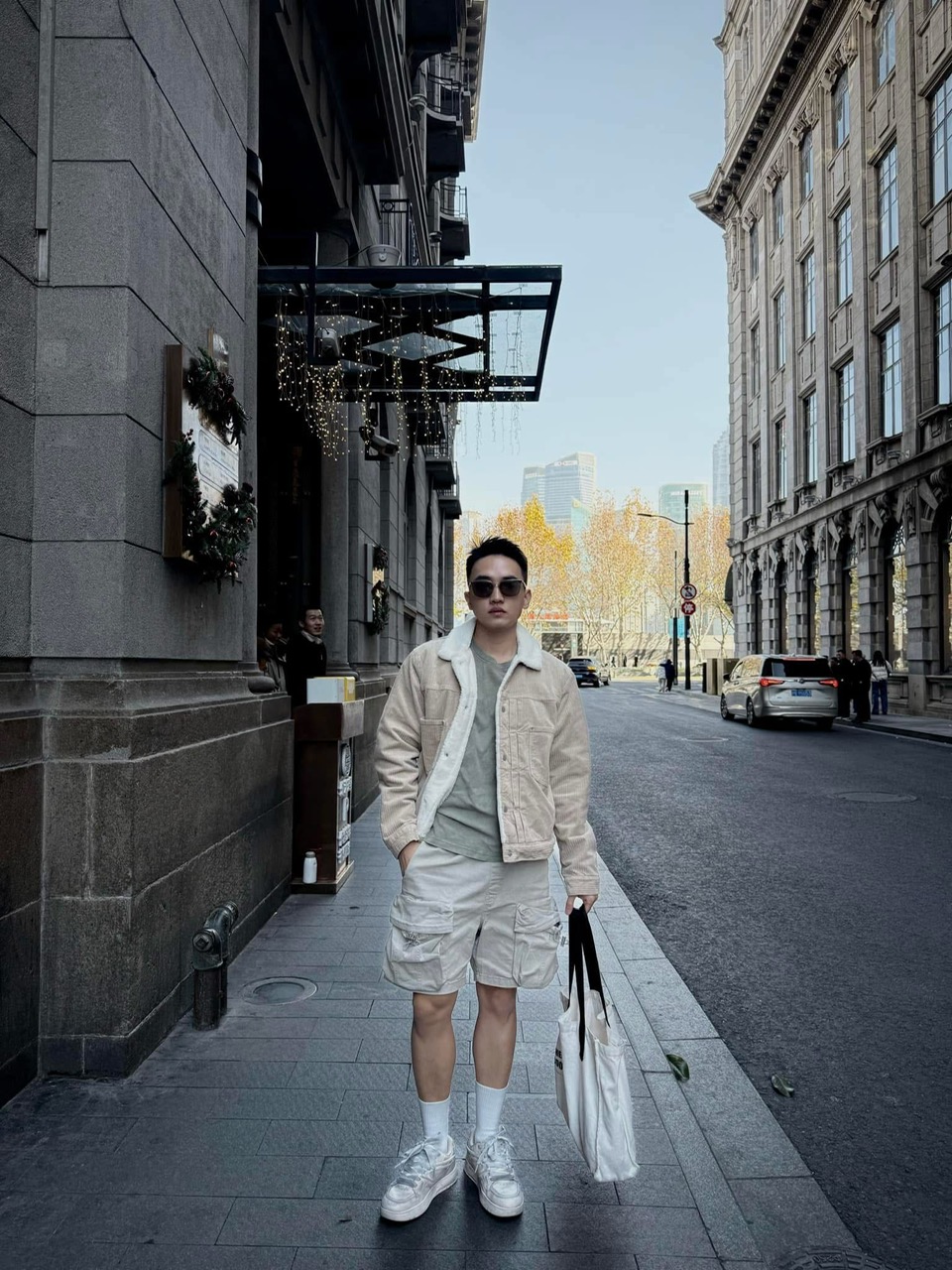 Phúc Nhân phong cách phi công Phúc Nhân với trang phục phi công