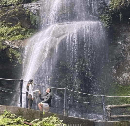 Jack Cole quỳ gối cầu hôn bạn gái