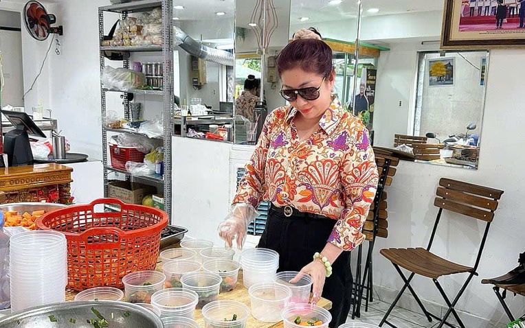 Nữ nghệ sĩ 3 lần đổ vỡ hôn nhân, từng uống thuốc tự tử: U60 sống chậm sau hàng chục lần lên bàn mổ- Ảnh 1. Nữ nghệ sĩ thời trẻ trên sân khấu