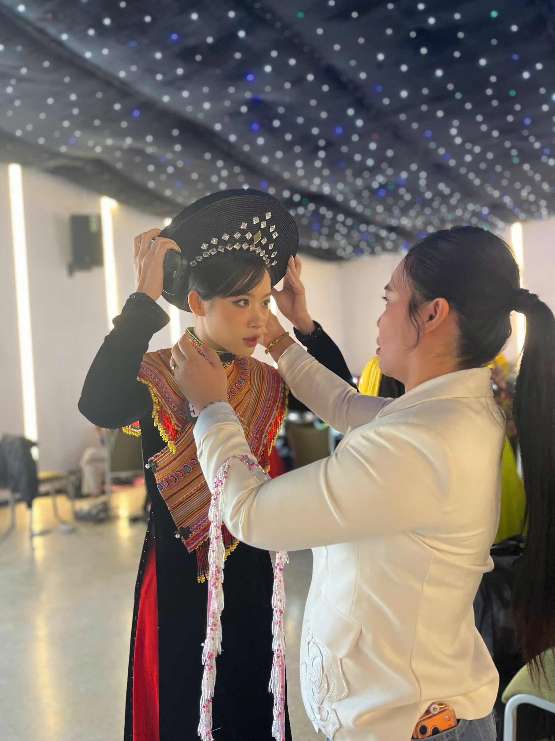 Trang phục được hoàn thiện kỹ lưỡng Cận cảnh chi tiết áo dài