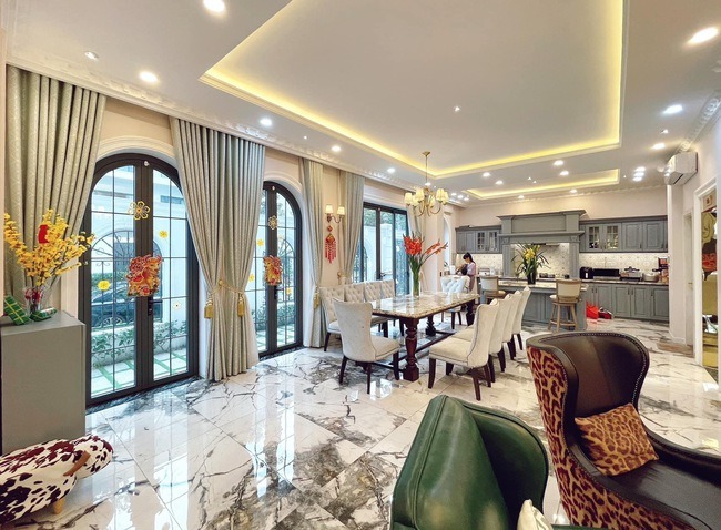 Biệt thự 2 triệu đô trong khu nhà giàu quận 7 của ca sĩ Đăng Khôi- Ảnh 8. Không gian phòng khách có thiết kế liền kề bếp, diện tích vô cùng thoáng đãng